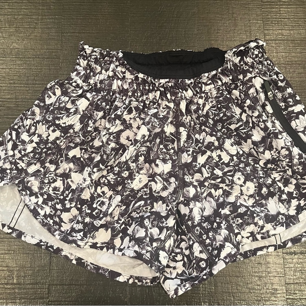 Lululemon flowered Hotty hot shorts 4” length  size 6.